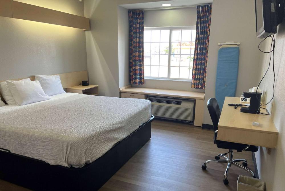 King Room with Bathtub with Grab Bars - Mobility Accessible/Non-Smoking interior
