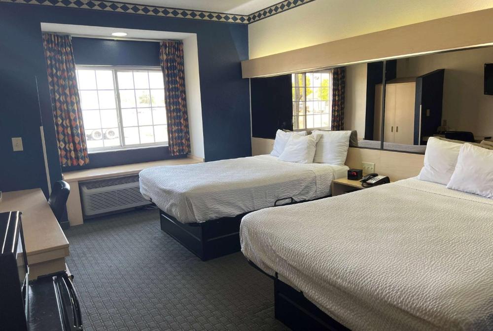 Queen Room with Two Queen Beds - Non-Smoking interior