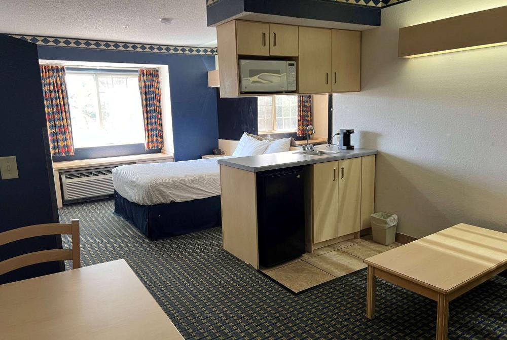 Queen Suite - Non-Smoking interior