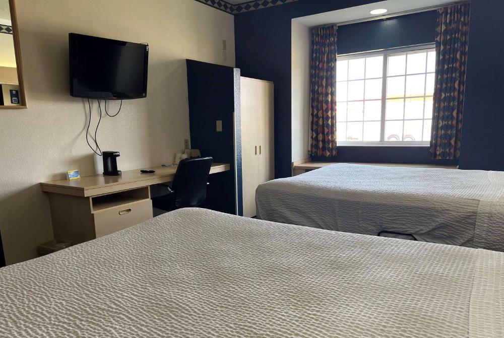 Queen Room with Two Queen Beds - Smoking interior